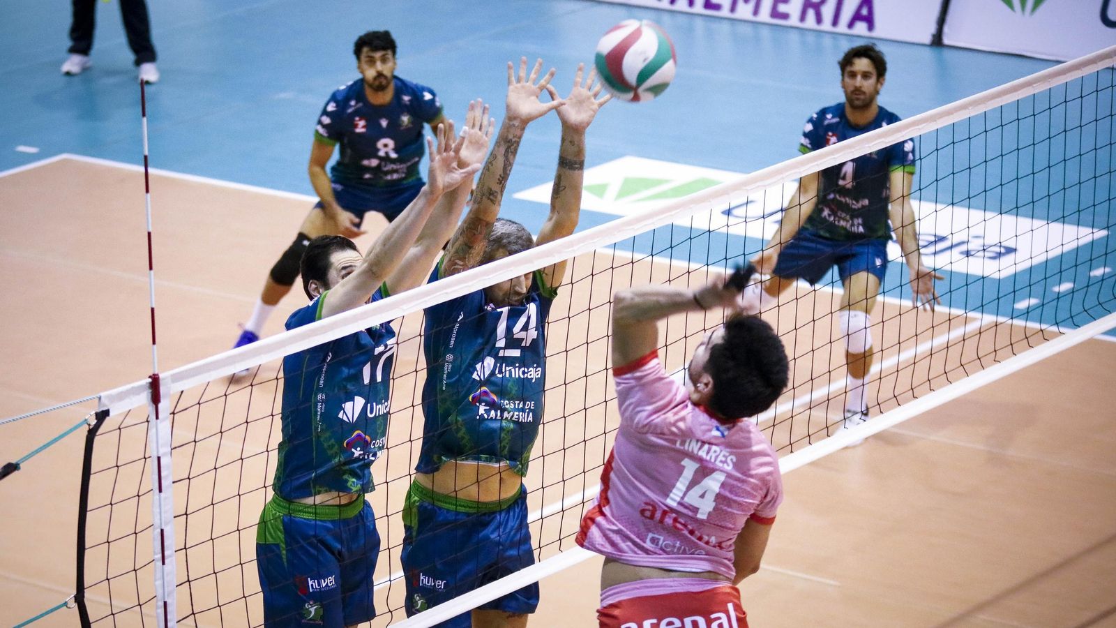 Dos jugadores del conjunto ahorrador realizan un bloque durante el encuentro de la pasada jornada frente a Arenal Emevé Lugo.