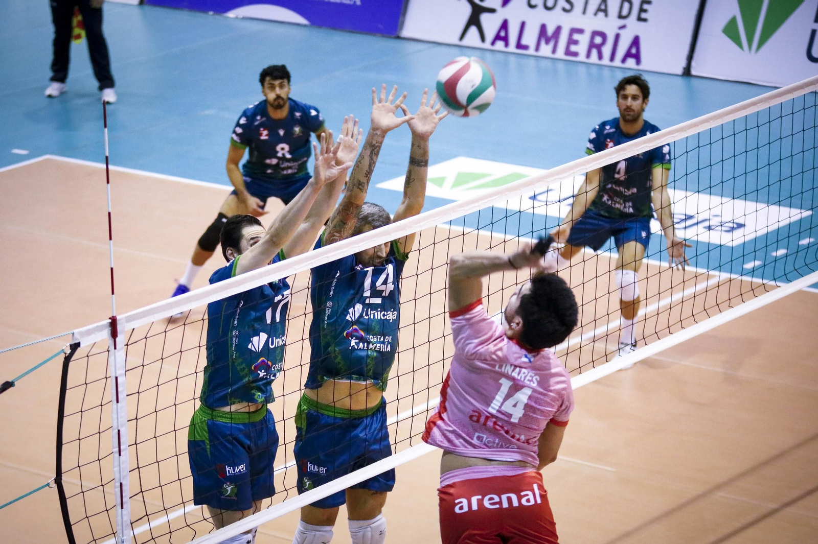 Dos jugadores del conjunto ahorrador realizan un bloque durante el encuentro de la pasada jornada frente a Arenal Emevé Lugo.