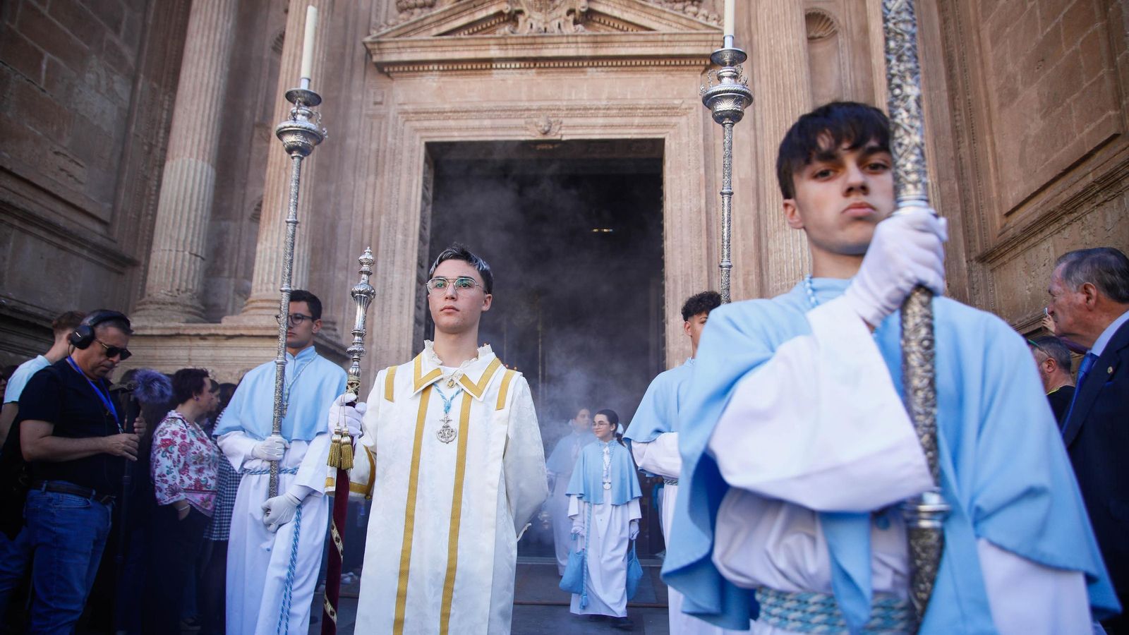 Vea la salida de la Hermandad de Los Ángeles de la Catedral de Almería