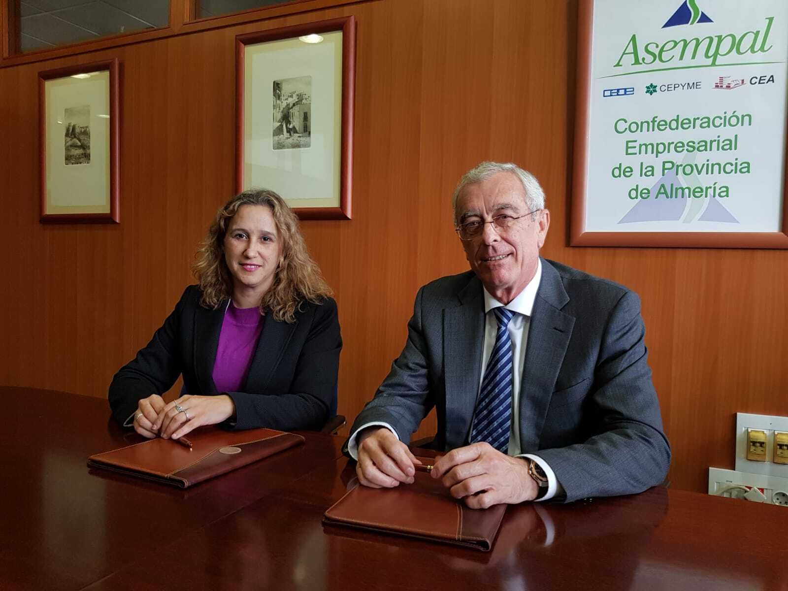 El presidente de Asempal, José Cano, y Conchi Parra, responsable de la Comisión de RSE.