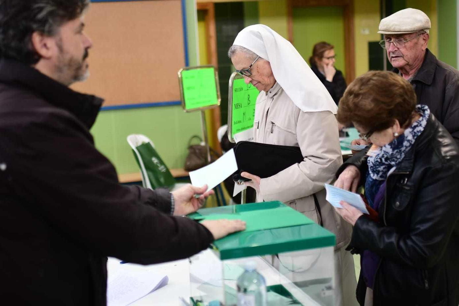 Votantes en el colegio Fray Albino de Córdoba.
