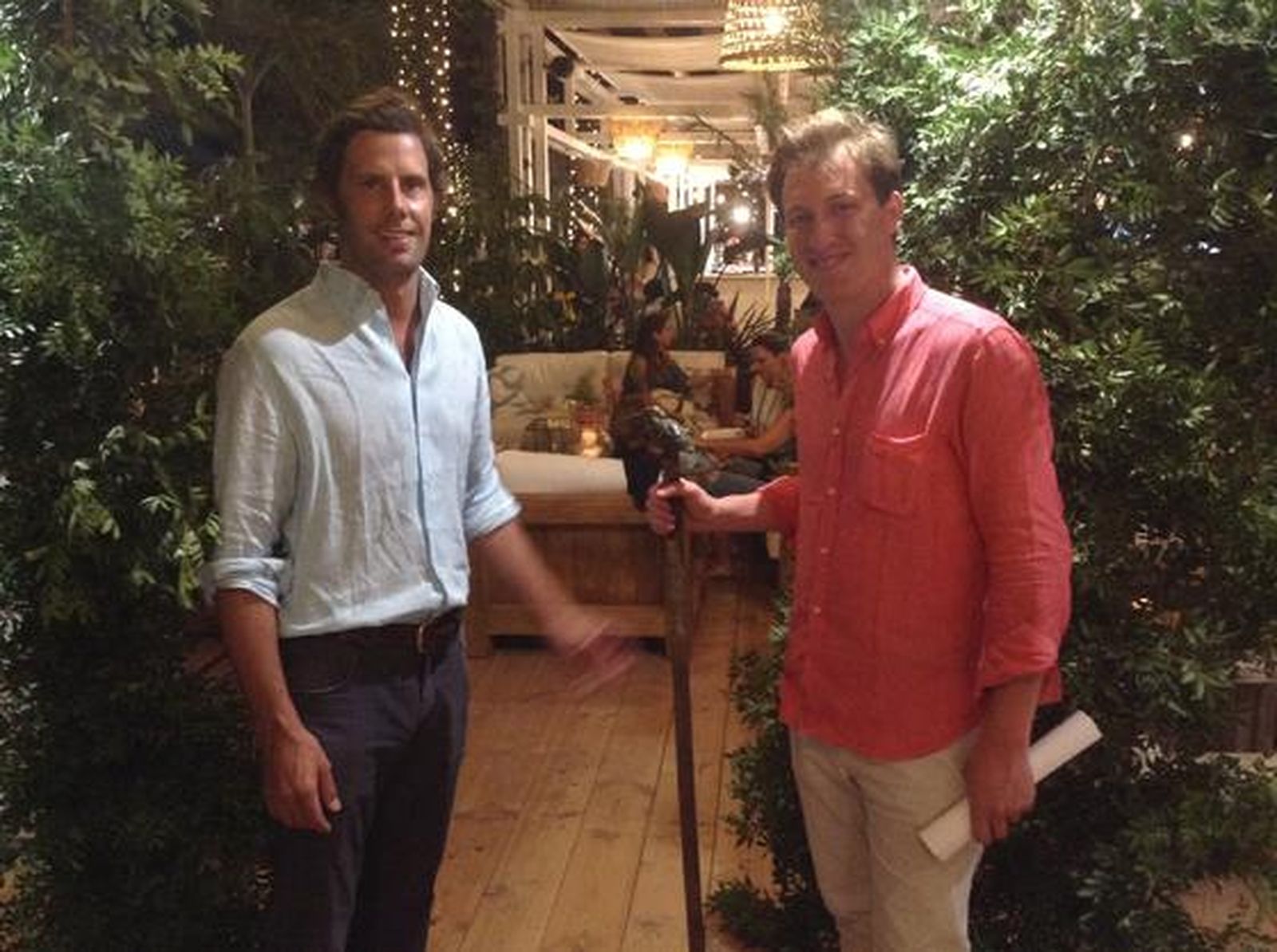 Javier Martínez de Irujo con Pelayo Domecq ante una de sus esculturas de bronce durante la inauguración.

Foto: Ignacio Casas de Ciria