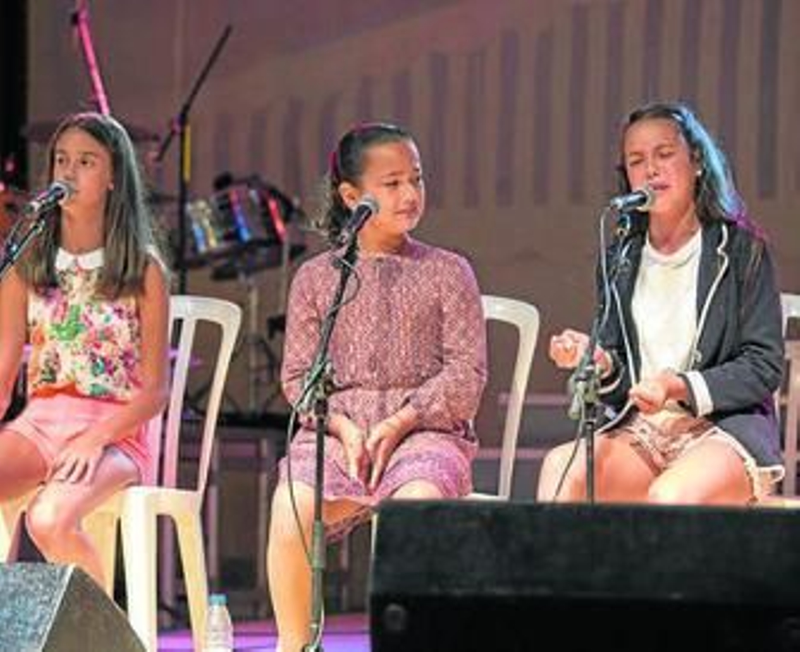 Componentes del grupo, en plena actuación.