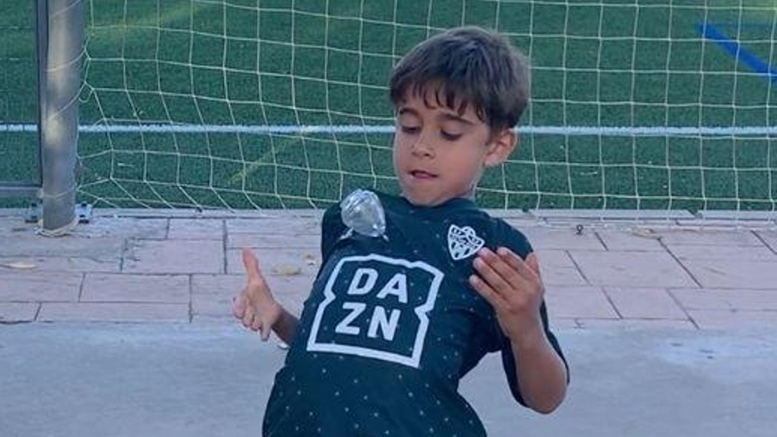 Rodri baila el trompo en el pecho. Rodri baila el trompo en el pecho.