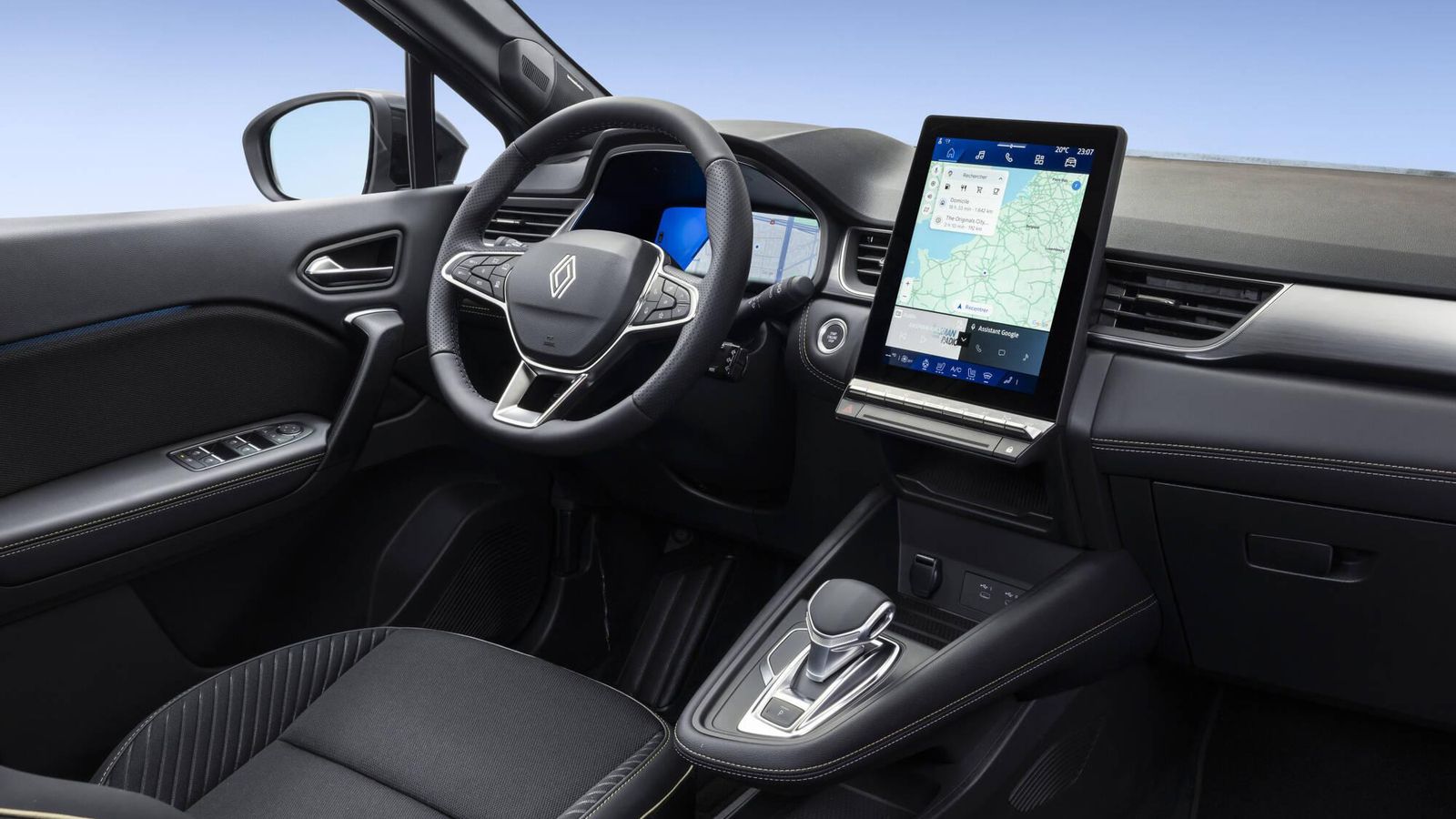 Aparentemente, el salpicadero del Symbioz es tal cual el que tiene un Captur. Incluye la pantalla de infoentretenimiento vertical.