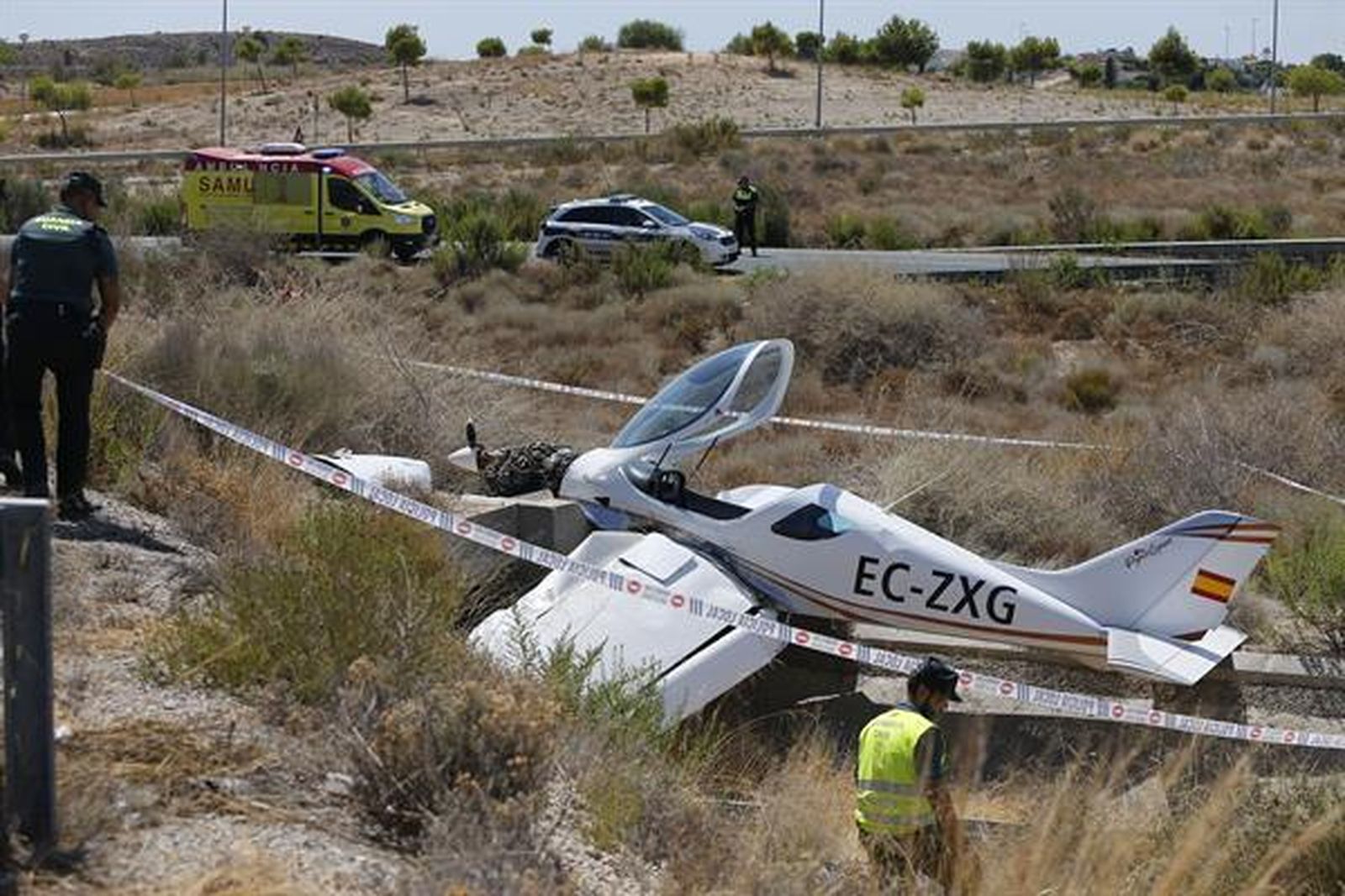 Aterrizaje de una avioneta junto a una carretera en Alicante