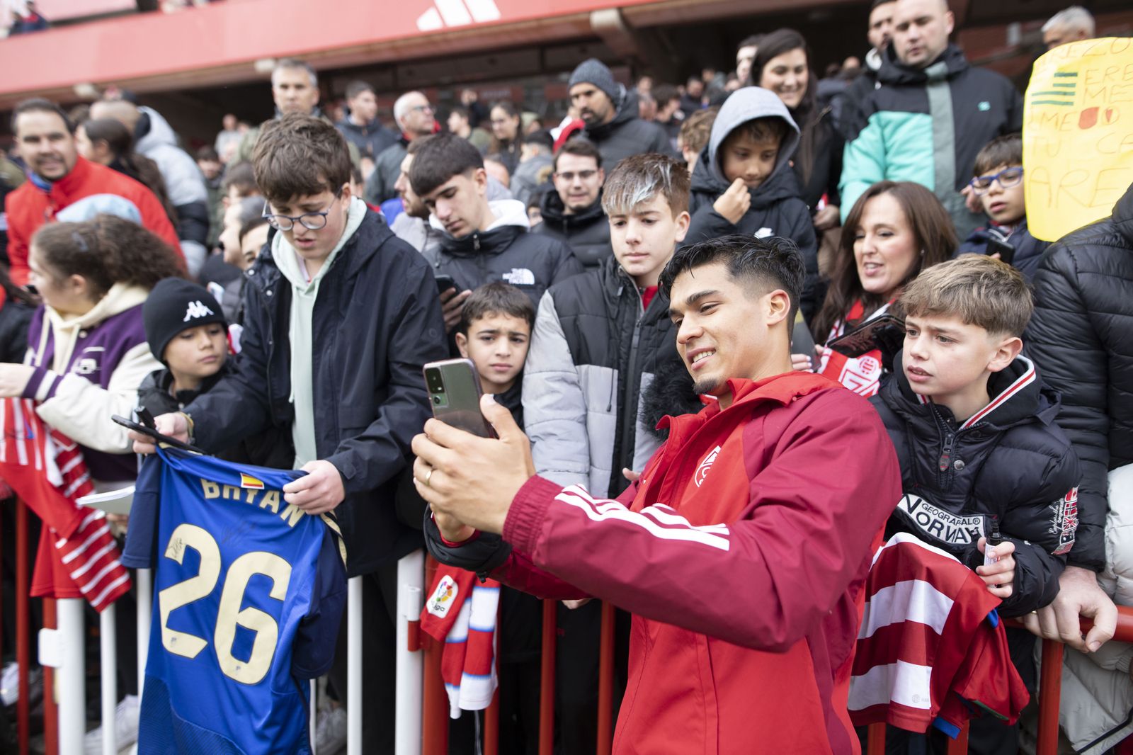 Las mejores imágenes del entrenamiento con público del Granada CF