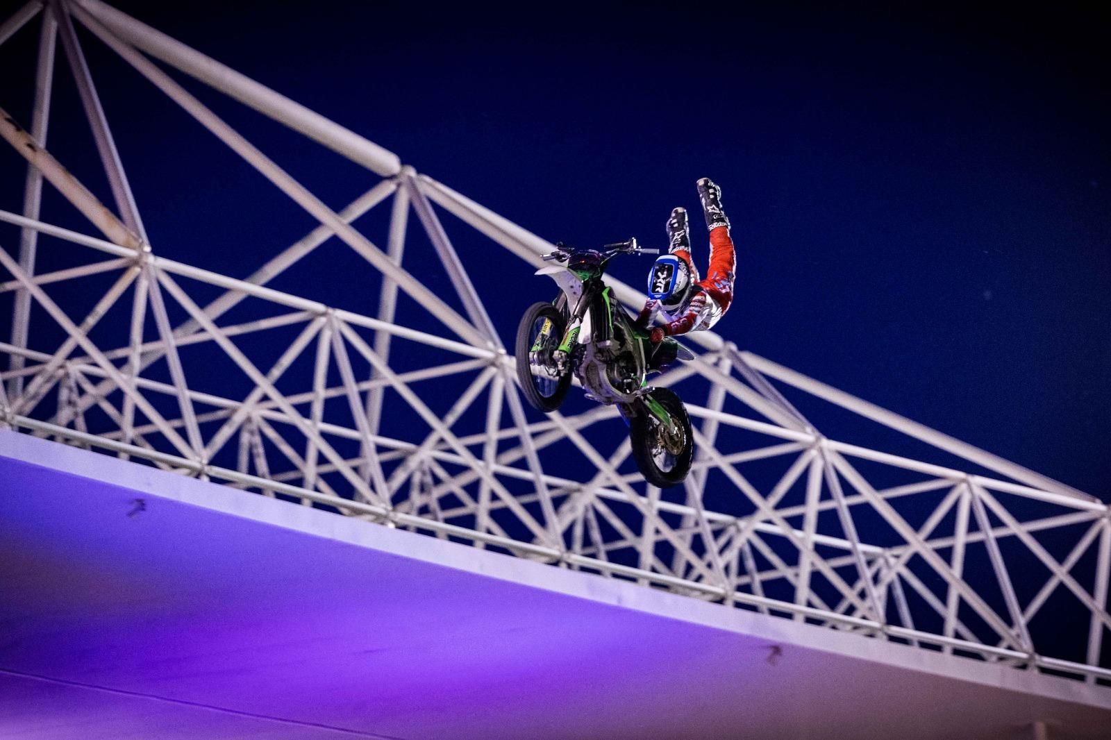 Las espectaculares imágenes que dejan las acrobacias en moto del Freestyle FMX celebrado en San Fernando