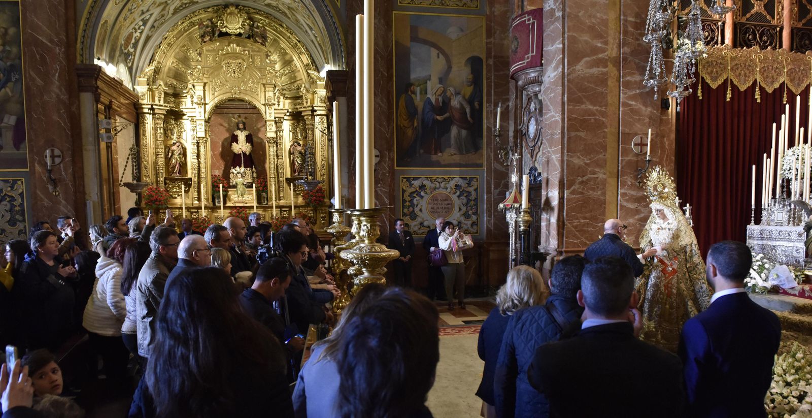 El besamanos de la Macarena, en imágenes