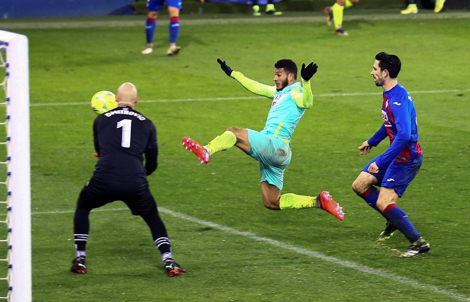 Luis Suárez intenta alcanzar un balón que ataja Dmitrovic.