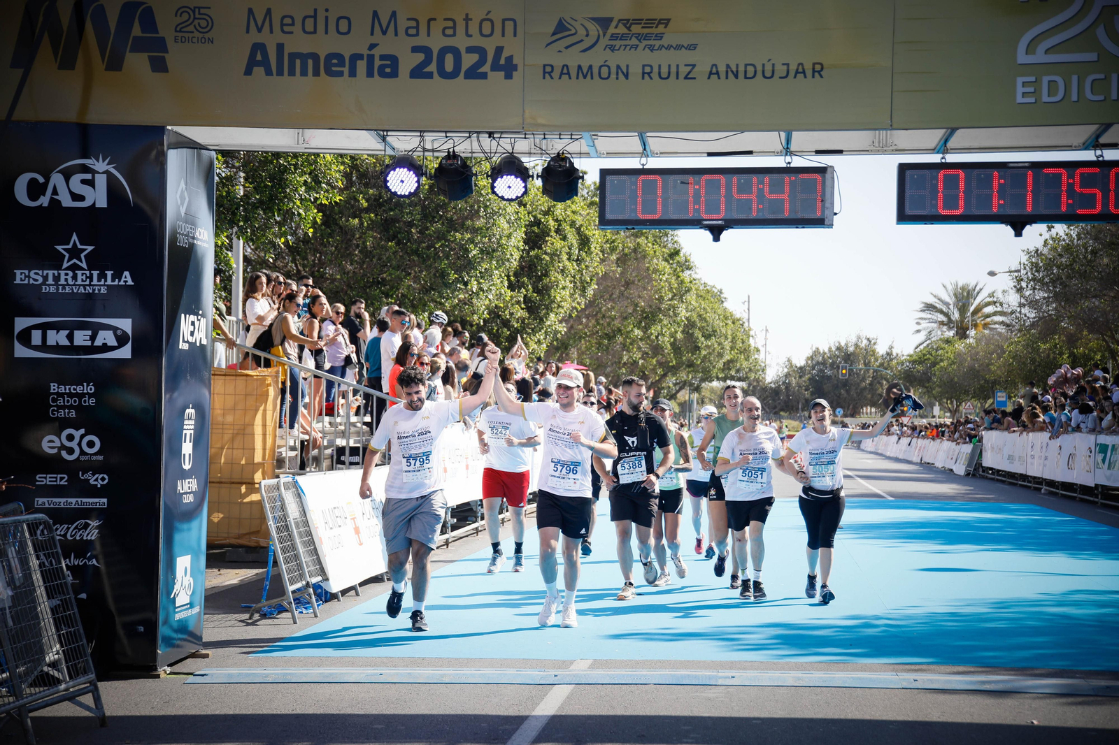 Imágenes de la llegada de la Media maratón Ciudad de Almería