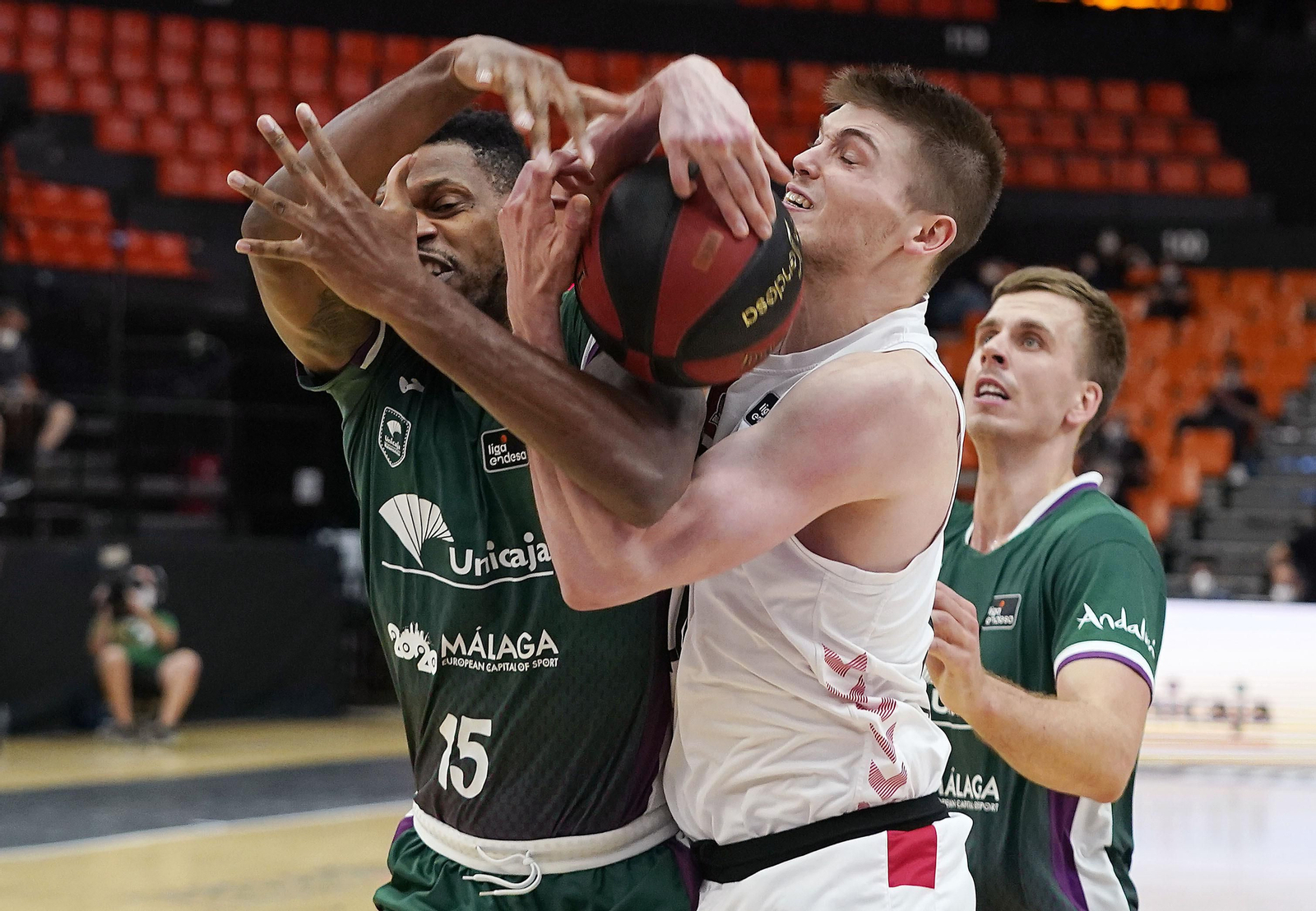 Ben Lammers pelea por un rebote con Elegar y Gerun. Ben Lammers pelea por un rebote con Elegar y Gerun.
