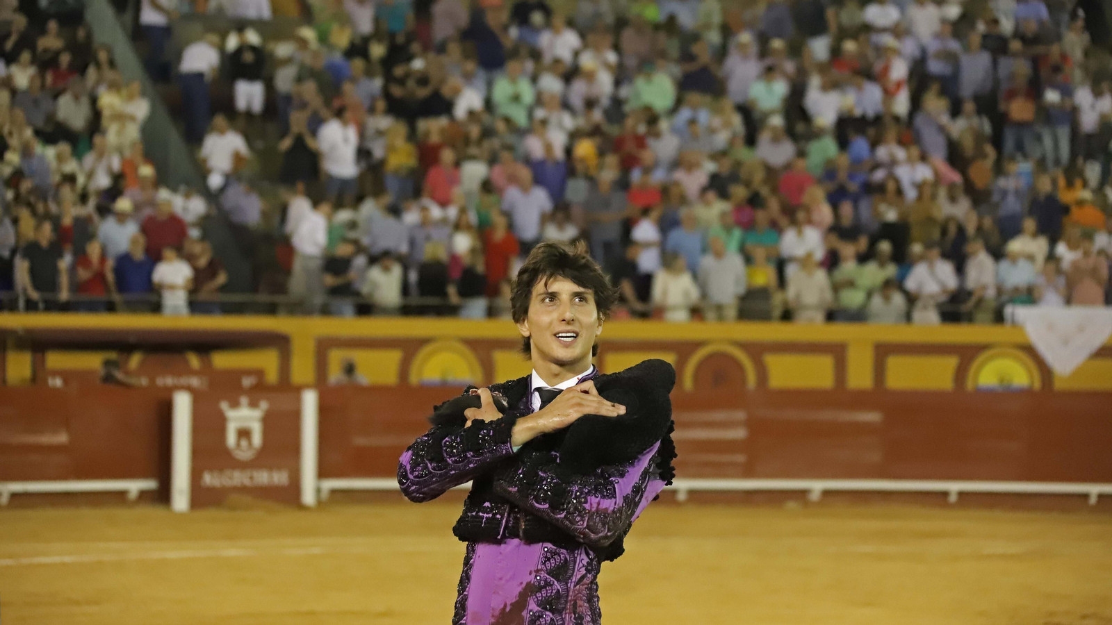 Fotos de la corrida del viernes de la Feria Taurina de Algeciras: El Juli, Juan Ortega y Roca Rey