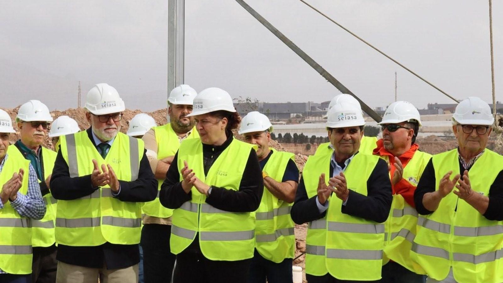 La comitiva, en la visita a la estación depuradora de aguas residuales de El Ejido.