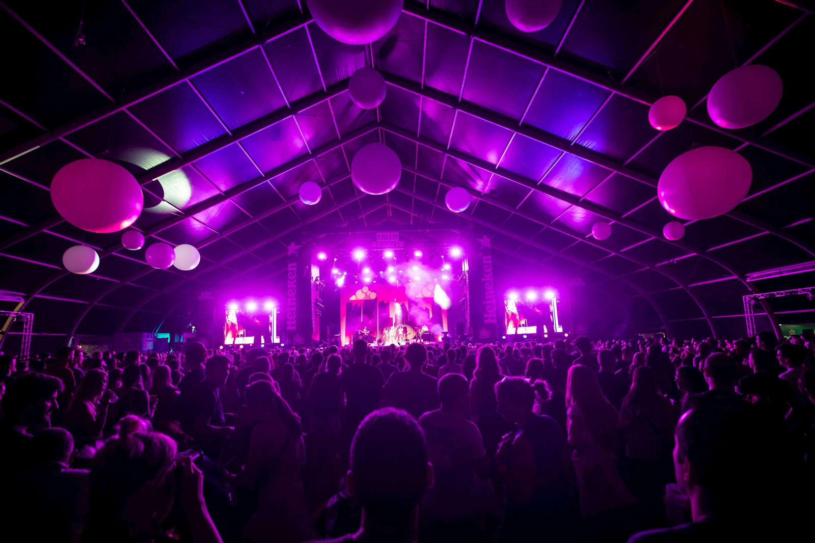 Jóvenes durante un festival.