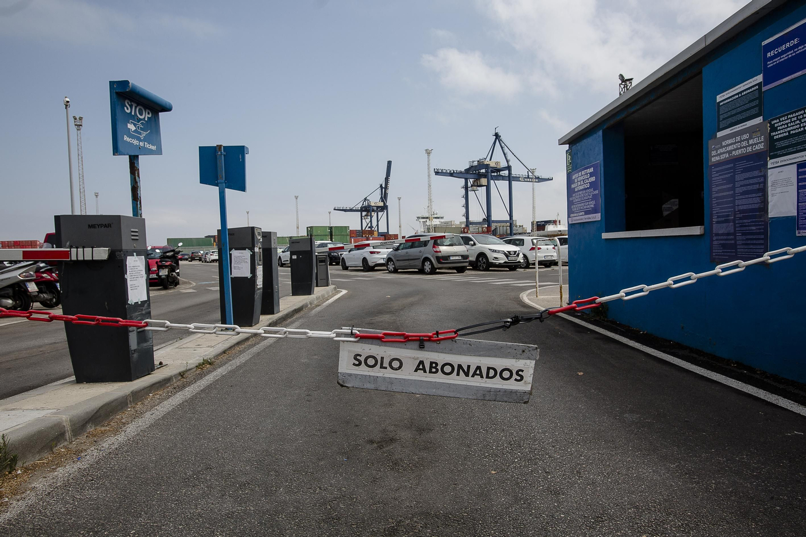 Tras soportar grandes colas, el aparcamiento de la Punta de San Felipe se vio obligado a permitir el paso sólo a los clientes con abono mensual.