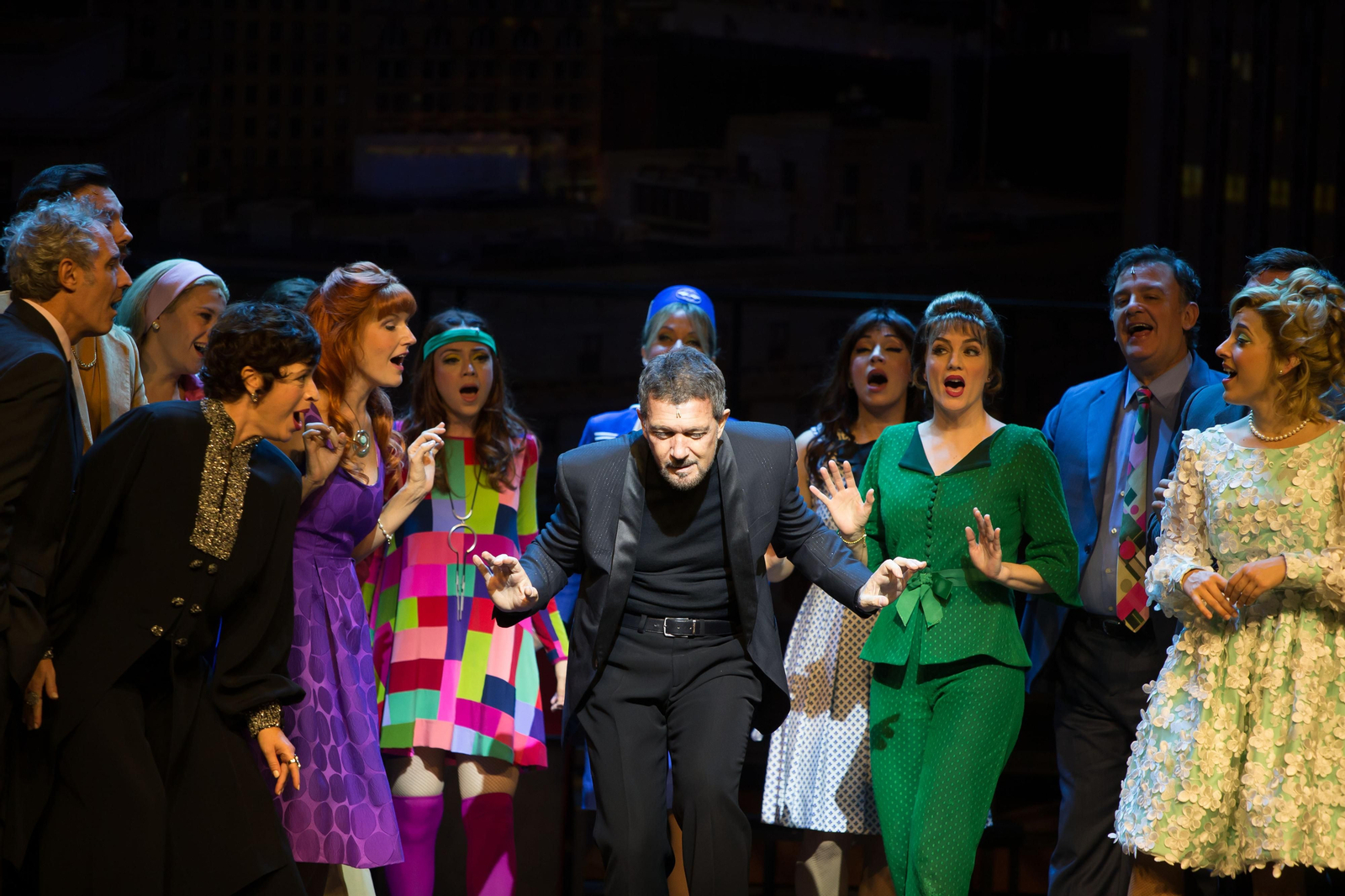 Banderas junto al elenco del musical durante el pase gráfico de 'Company' en el Teatro Albeniz de Madrid.