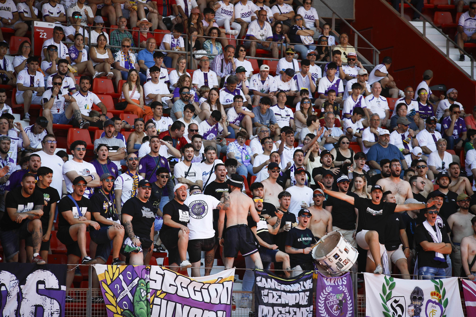La afición lagarta tiñe de blanco y morado el Power Horse Stadium, en imágenes La afición lagarta tiñe de blanco y morado el Power Horse Stadium, en imágenes