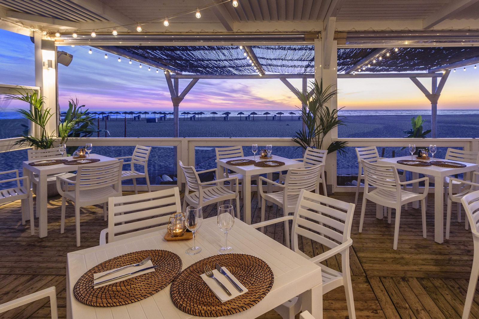 Zona para cenar en el chiringuito.