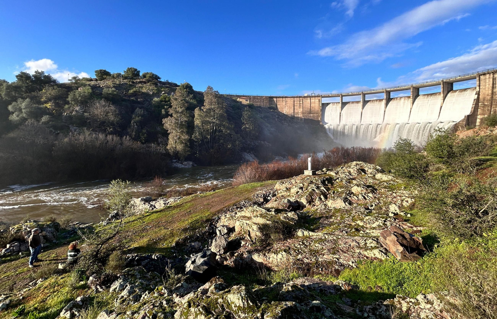 Las imágenes del desborde de la presa del pantano de Melonares
