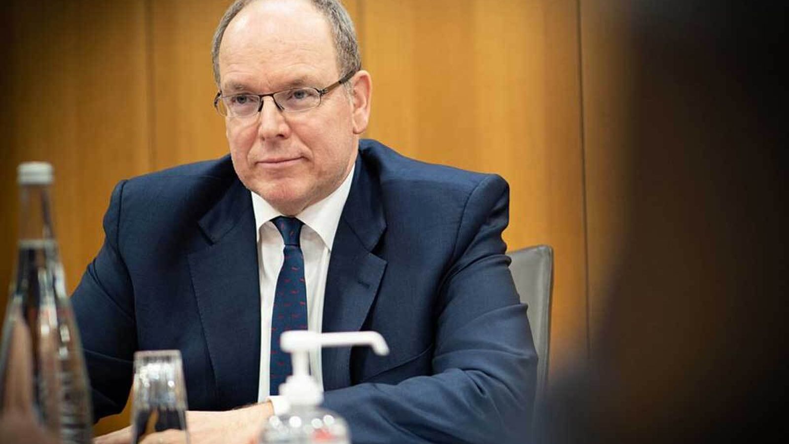 Alberto de Mónaco, en la reunión de 'Water Aid' en Londres, frente a un frasco de desinfectante de manos.