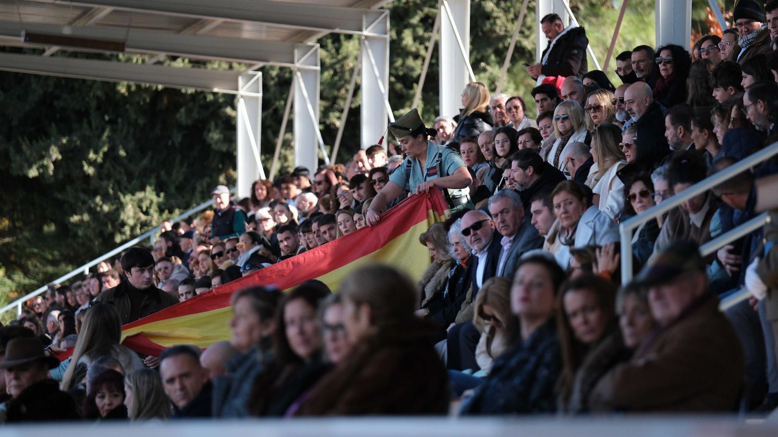 Público asistente en los graderíos de la base.
