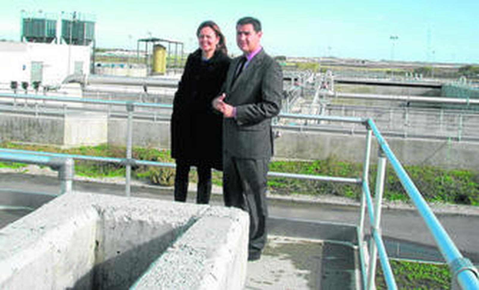 La delegada provincial de Medio Ambiente visitó ayer las obras de la depuradora de Chipiona junto al alcalde.