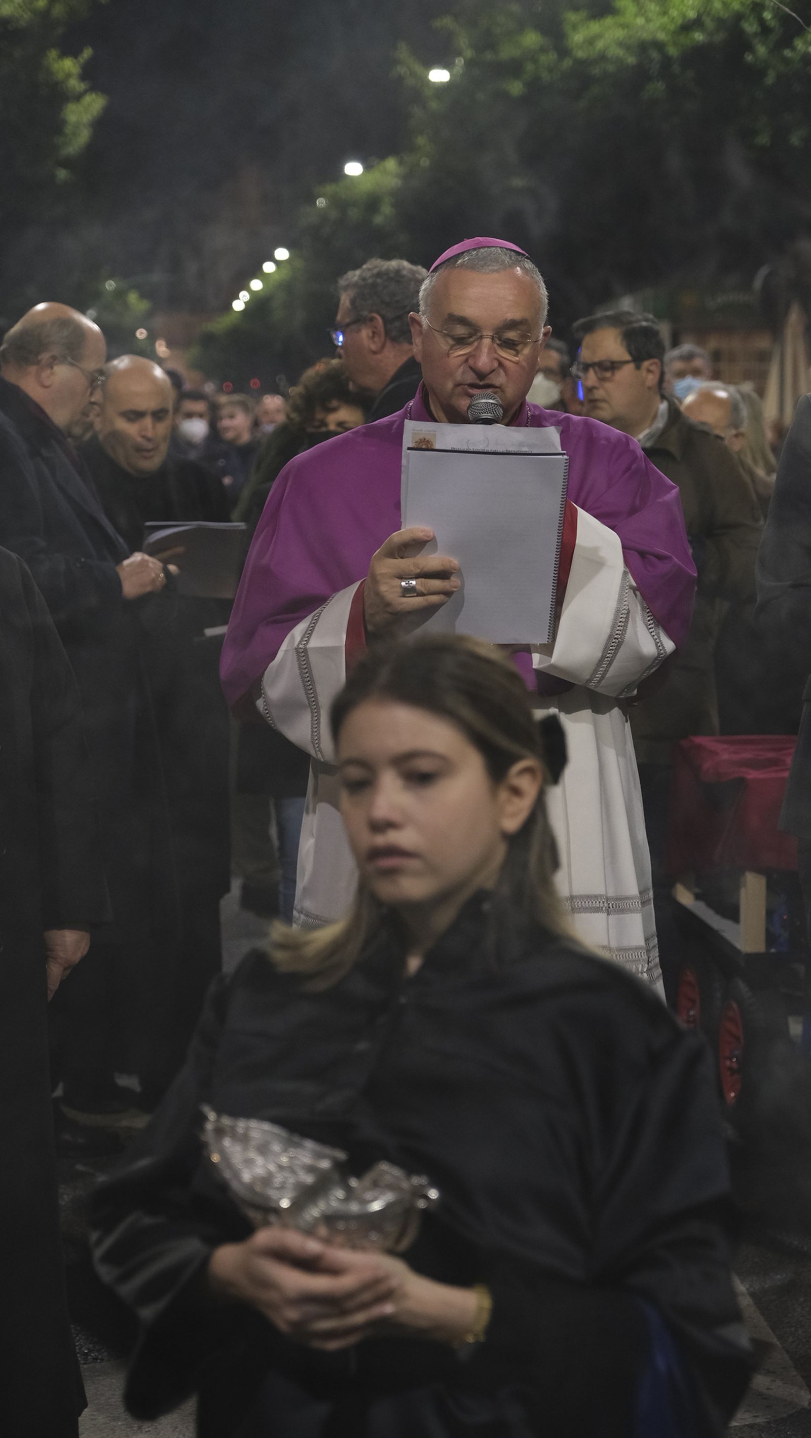 Procesión del Vía Crucis del Santo Cristo de la Escucha en Almería, en imágenes.