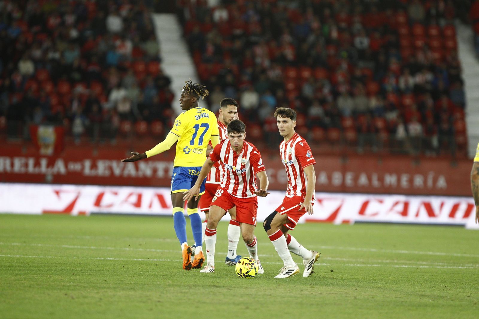 El centrocampista catalán junto a Bonini en un encuentro disputado esta temporada con los rojiblancos.