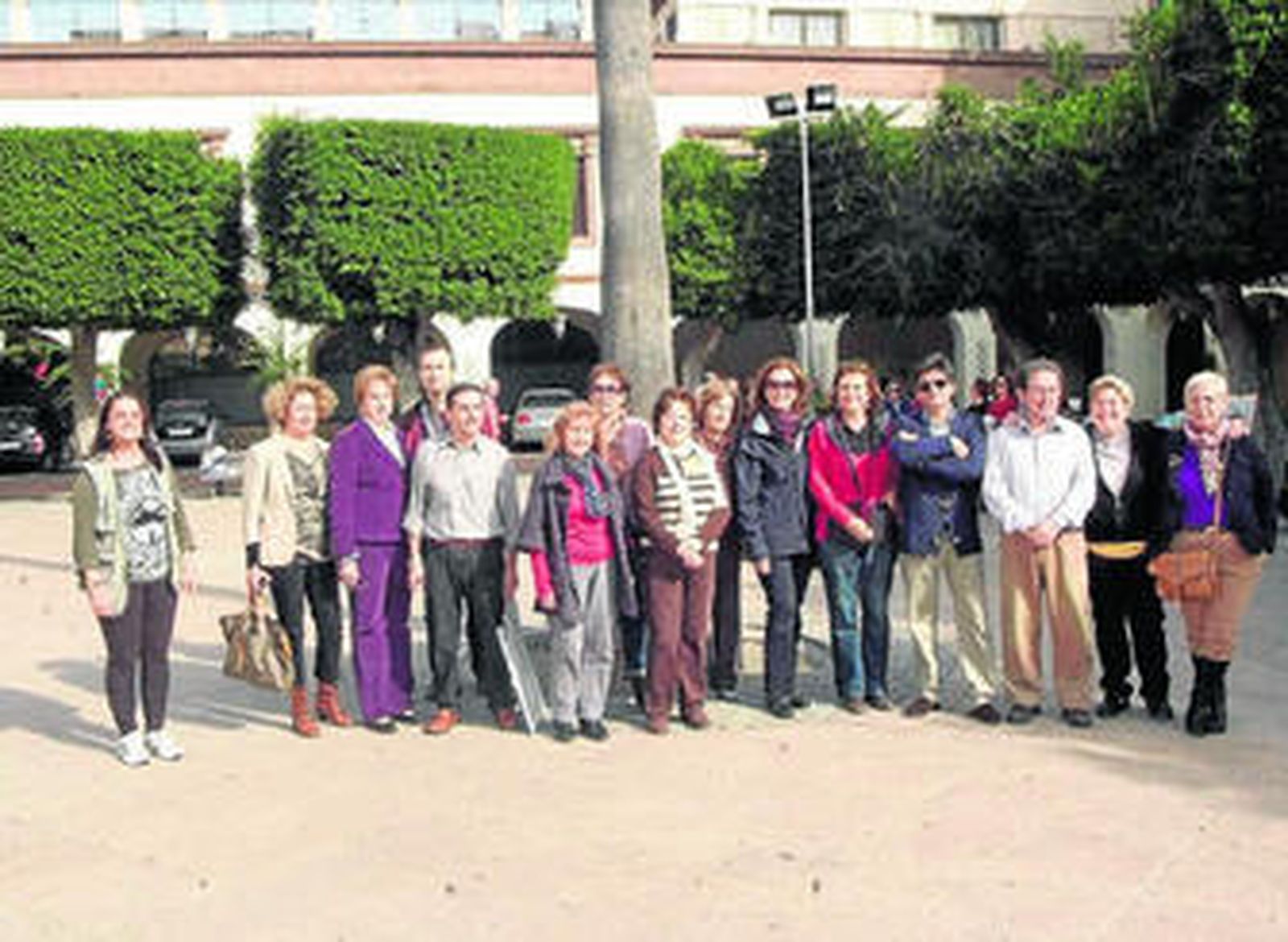 Los acuarelistas que ayer se reunieron en la Plaza Vieja para pintarla.