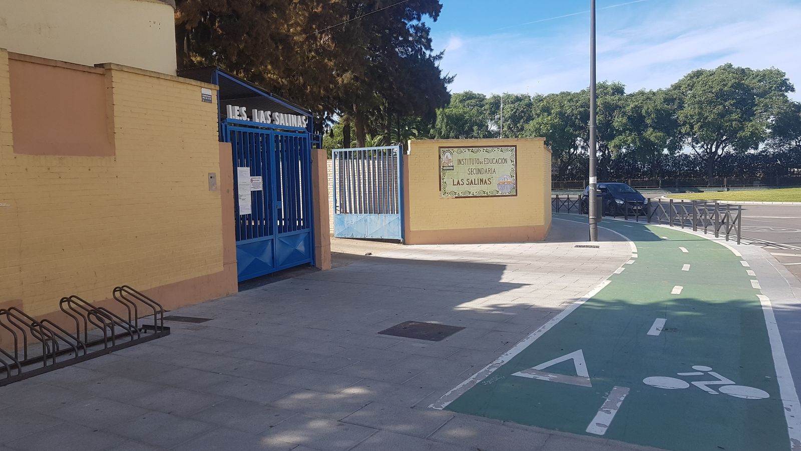 Acceso principal del instituto Las Salinas de San Fernando.