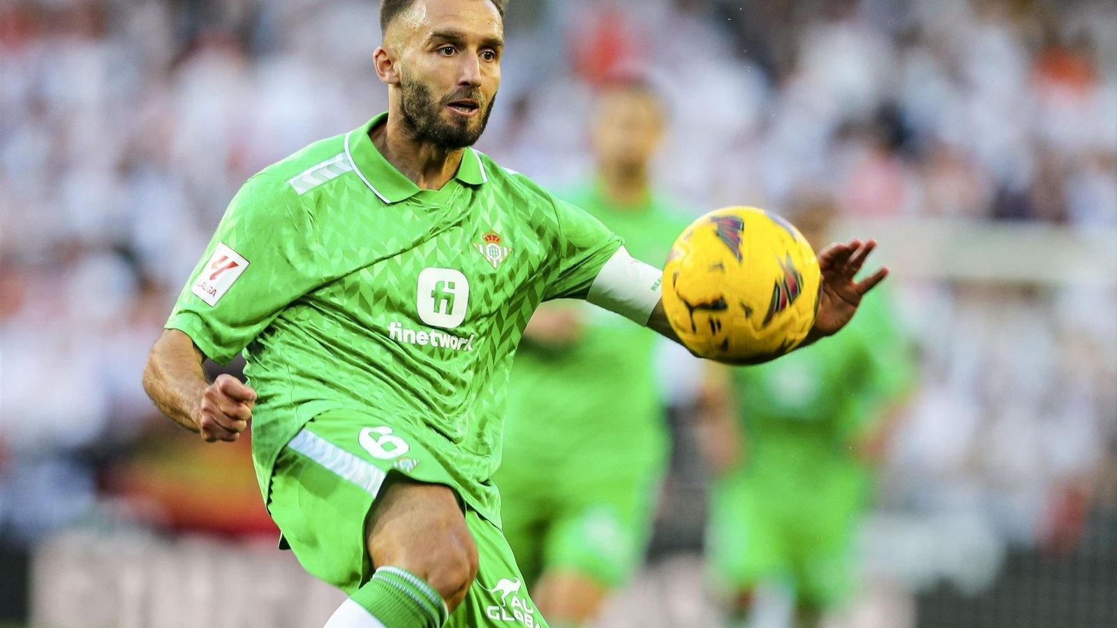 Pezzella despeja con seguridad durante el partido.