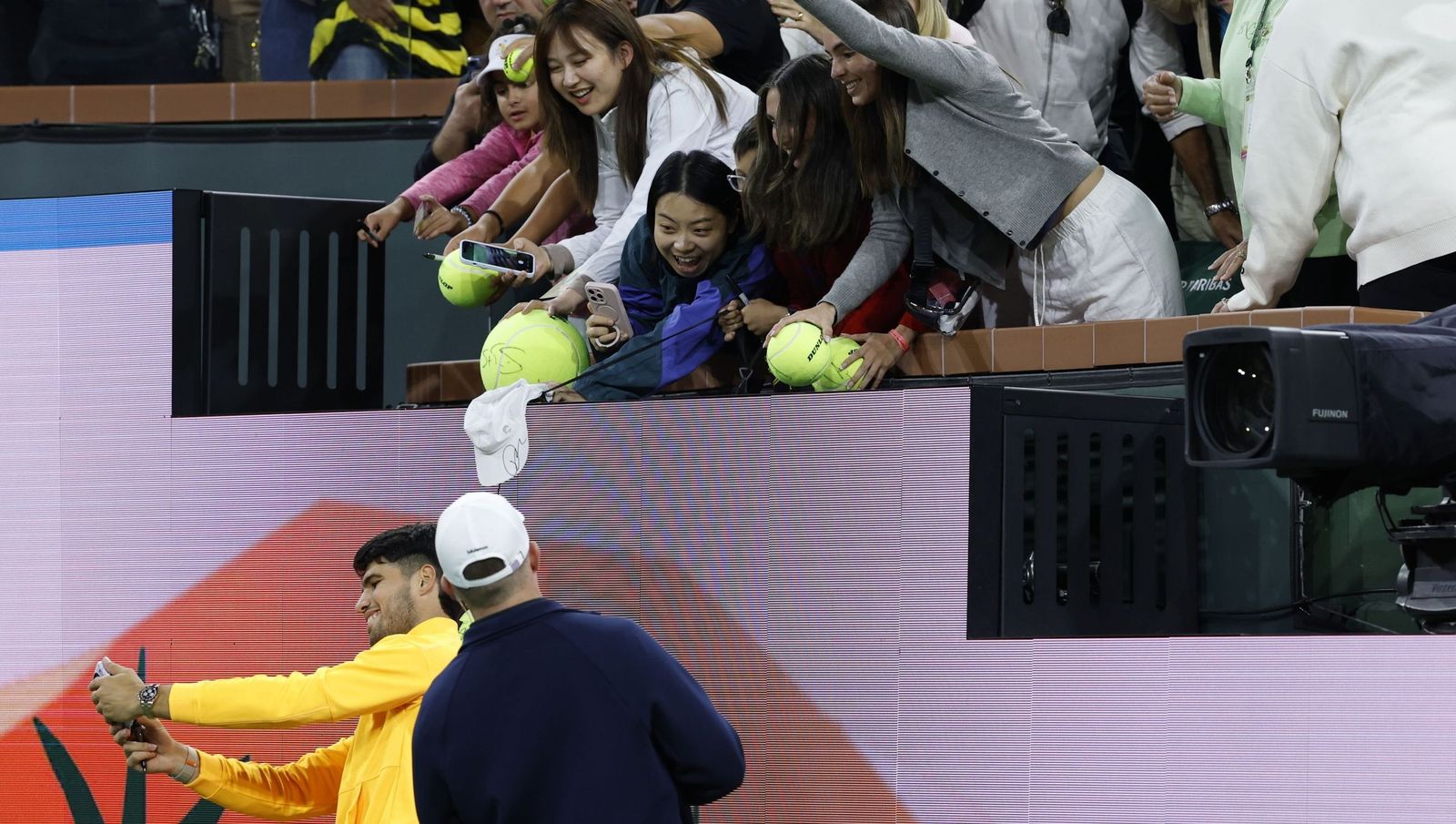 Alcaraz se hace una selfie con jóvenes aficionados en Indian Wells.