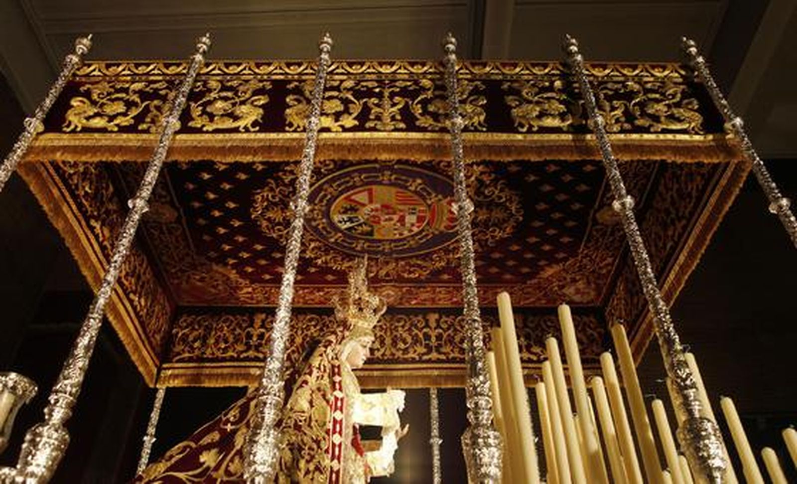 Las hermandades de las Cigarreras presentó la restauración de los bordados de su paso de palio y el nuevo techo, réplica del anterior. 

Foto: Jose Angel Garcia