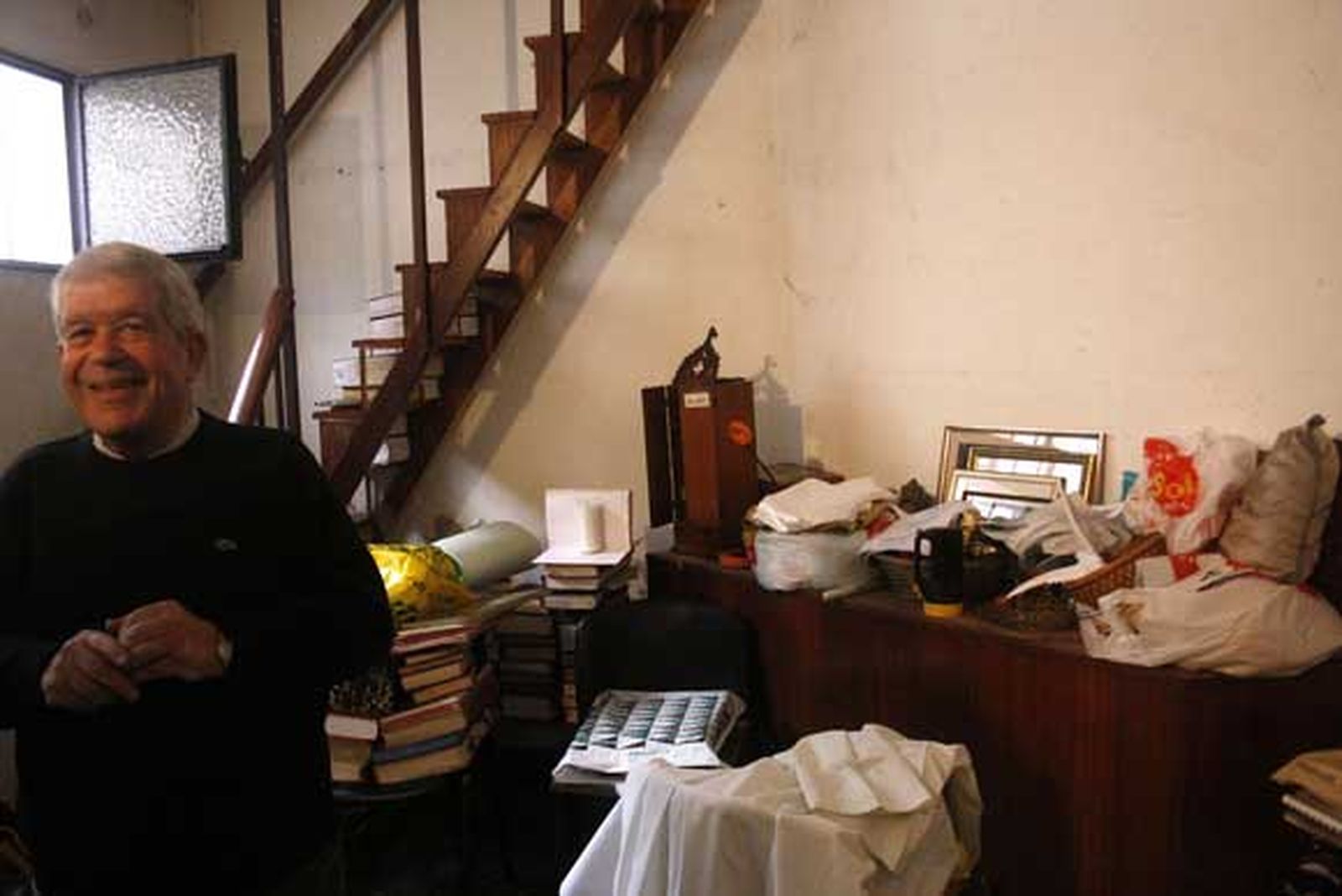 La iglesia está en la fase de recuperación y de valoración de daños. El padre Llanes explica la homilía a viva voz porque los altavoces no funcionan tras la riada./Fotos:Vanessa Pérez

Foto: Vanessa Perez