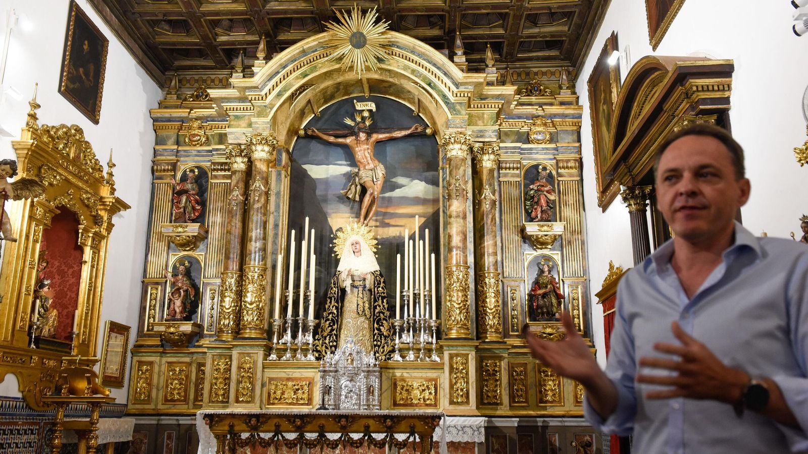 El arquitecto José María Rincón explica la restauración acometida en el retablo del Museo.