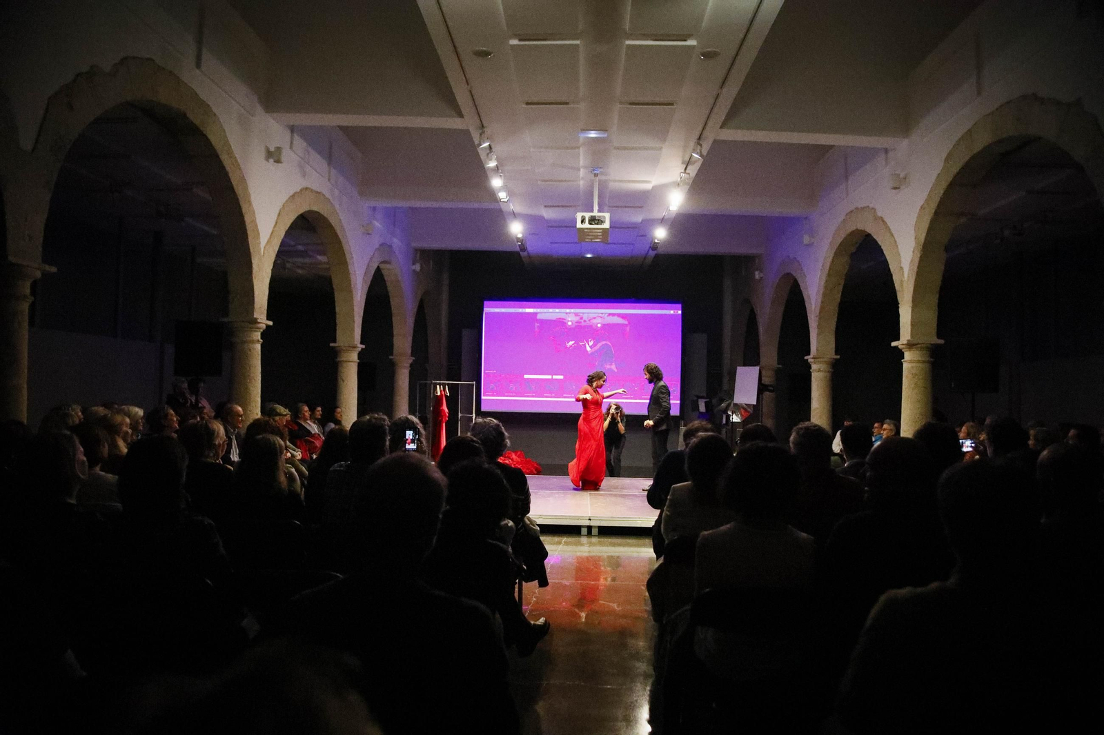 El Centro Andaluz de la Fotografía de Almería presenta el calendario 2025 con la actuación de la bailaora María Moreno, en imágenes