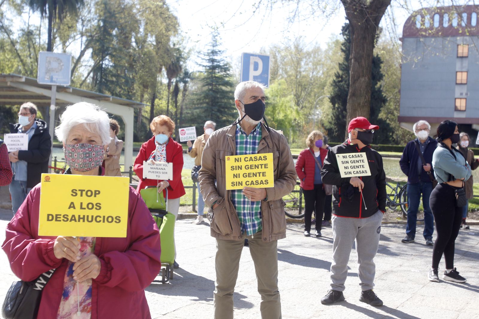 Concentración contra los desahucios en la puerta de la Subdelegación en Córdoba.