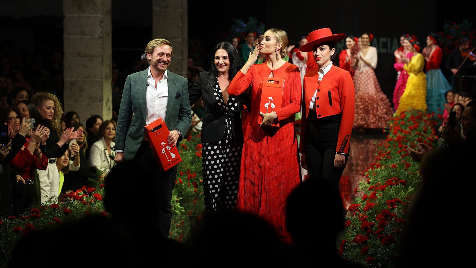 Alba Carrillo desfiló con pendientes de Joyería Gordillo.