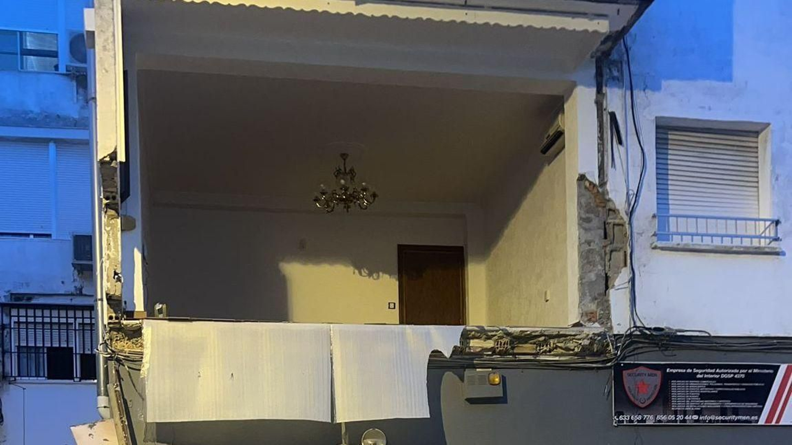 Aspecto de la vivienda con el balcón desprendido. Aspecto de la vivienda con el balcón desprendido.