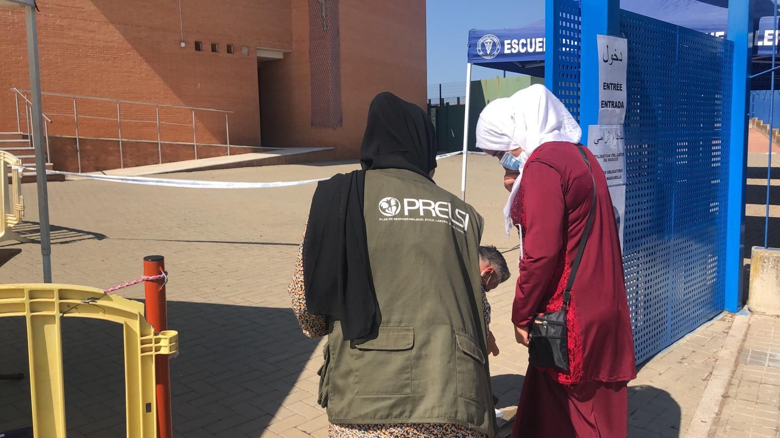 Una consultora del Prelsi acompaña a una temporera.