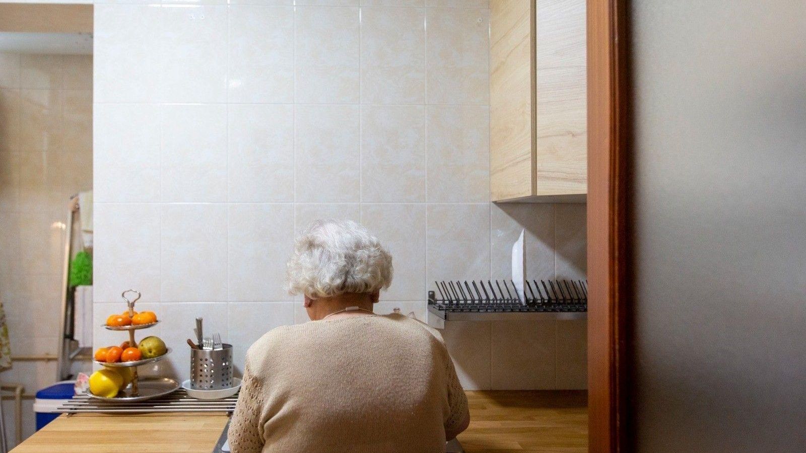 Una mujer de avanzada edad en una imagen de archivo. Una mujer de avanzada edad en una imagen de archivo.