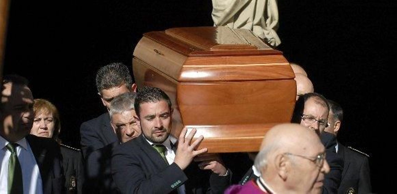 Un adiós a Isabel Carrasco entre el luto y un crimen todavía con interrogantes