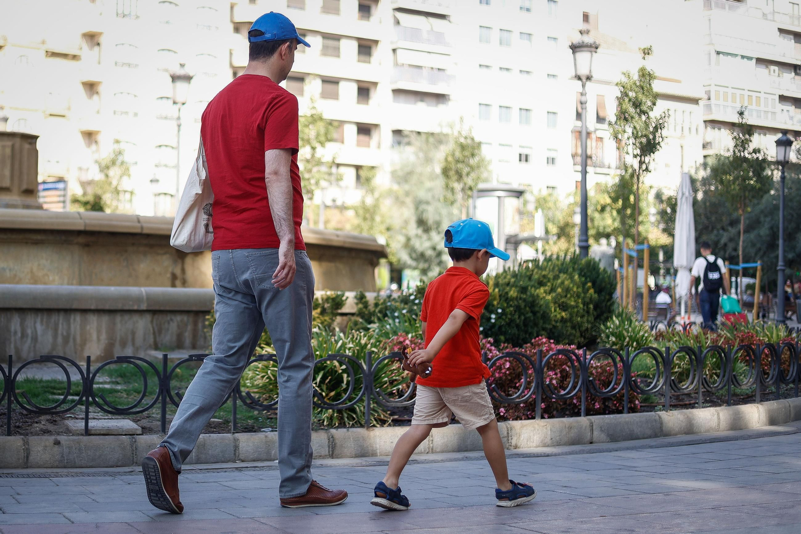 Un padre y su hijo caminan por Fuente de las Batallas, en la capital, en una imagen reciente.