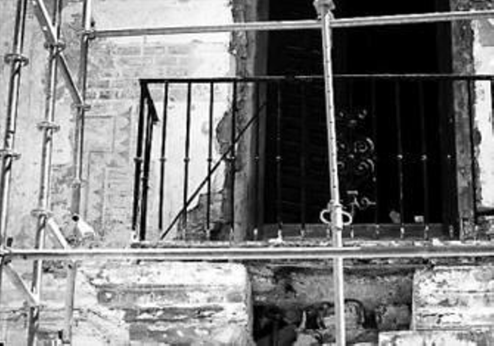 Las pinturas simulan ladrillos y cajones de mampostería.