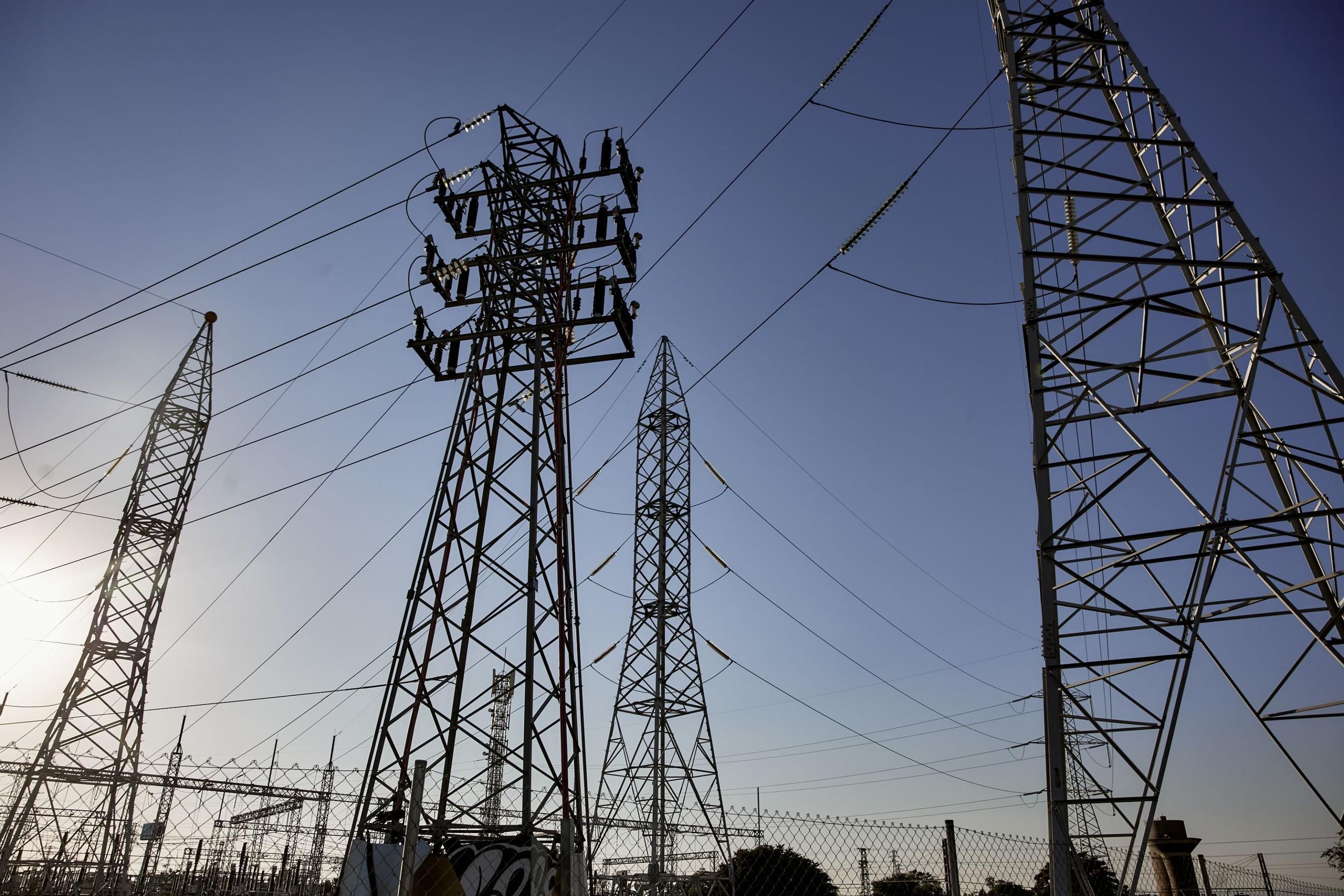 Las eléctricas denuncian que el 83% de los nudos de la red de distribución están saturados