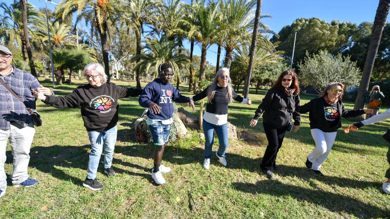 Danza circular en la parque Princesa Sofia, en imágenes