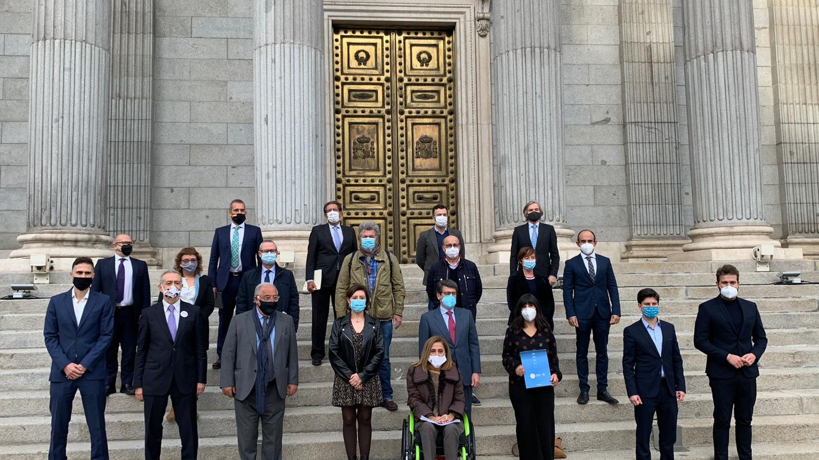 La Comisión de Seguridad Vial del Congreso y asociaciones en el homenaje a las víctimas de los accidentes de tráfico