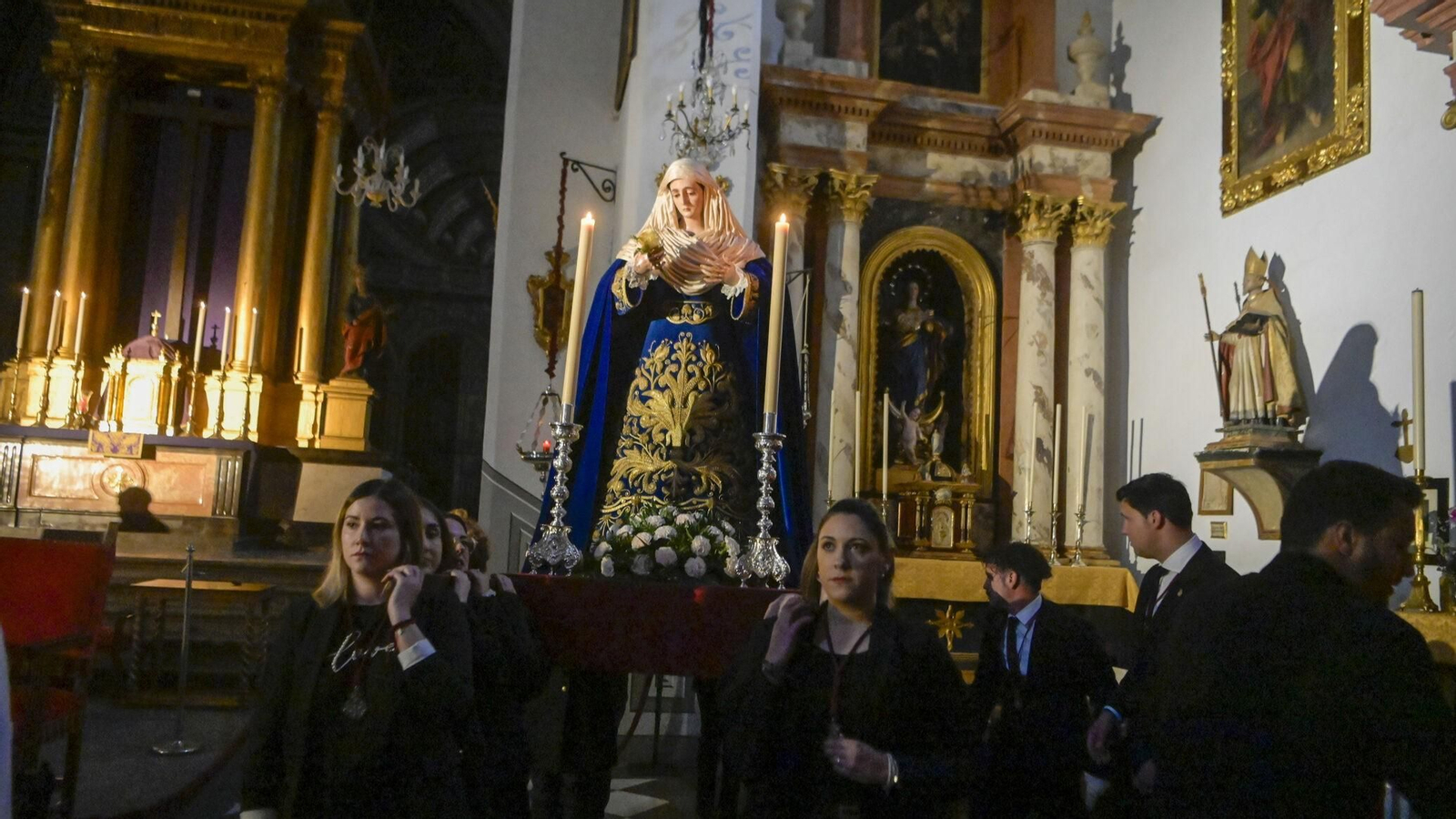 Multitudinario traslado de María Santísima de las Maravillas al paso de palio
