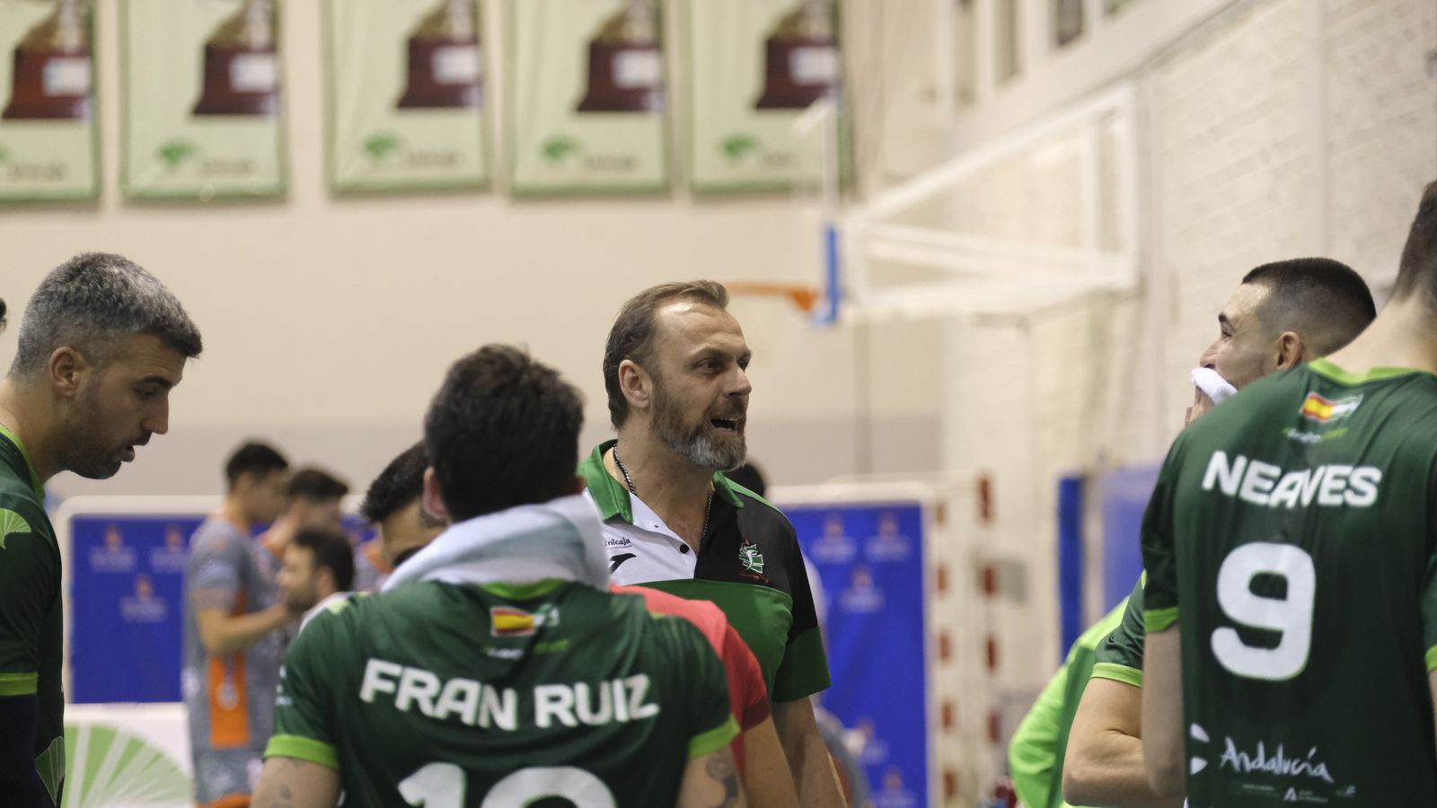 Charly Carreño se dirige a sus jugadores durante un tiempo muerto.